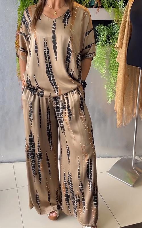 CYNNA - Entspannte zweiteilige Satinanzug mit Rundhals